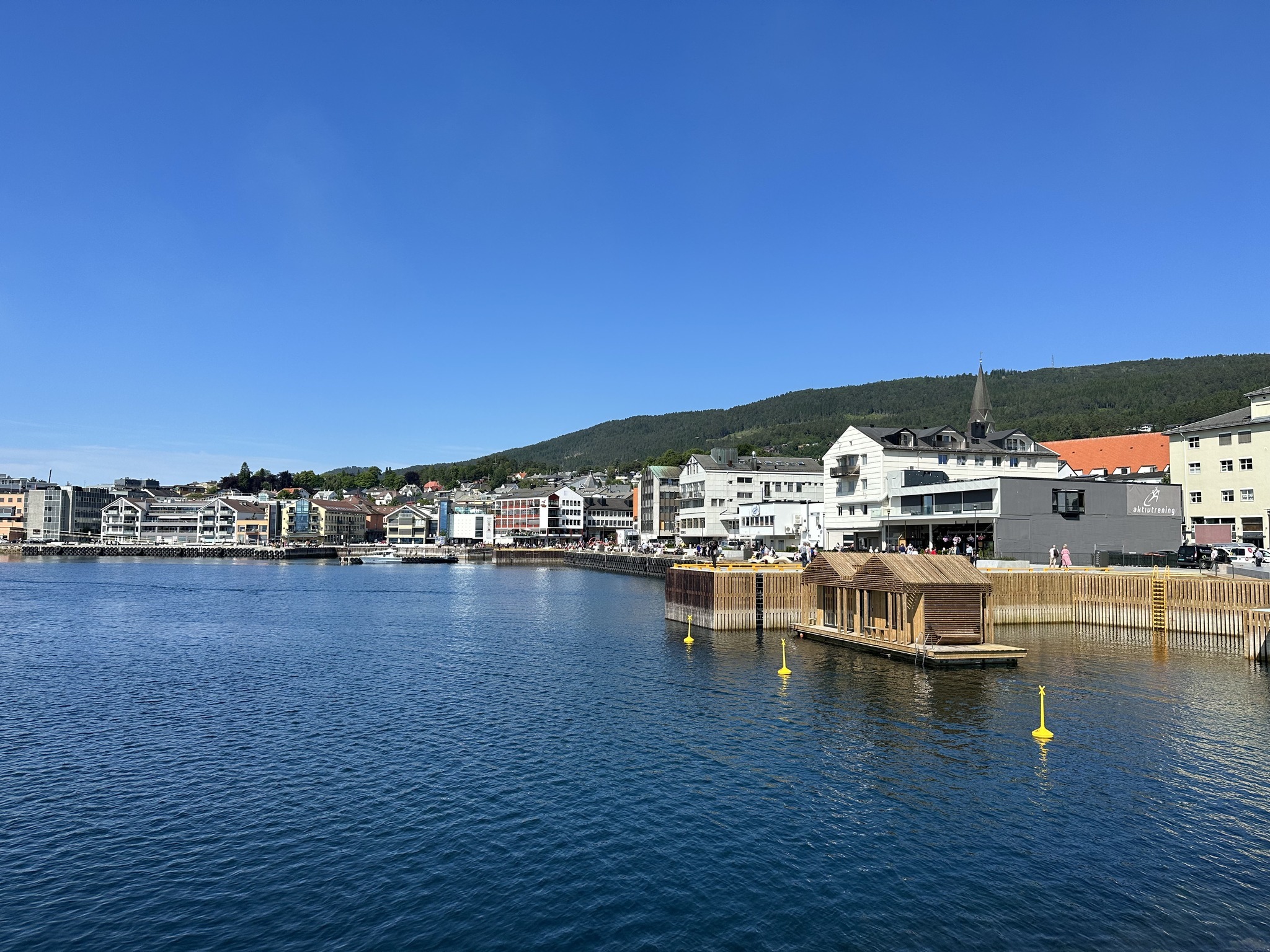 Bilde som viser oversikt over sjøkanten i Molde vist fra Øst